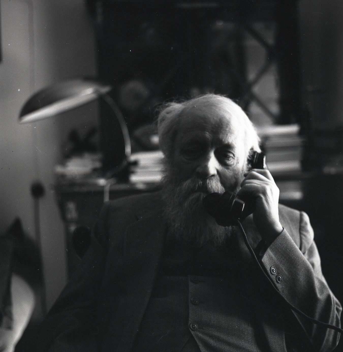 Martin Buber telefoniert in seinem Haus in Jerusalem, 1962. Boris Carmi /Meitar Collection / National Library of Israel / The Pritzker Family National Photography Collection / CC BY 4.0